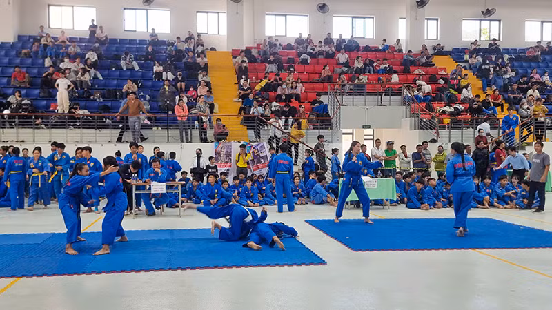 Các môn sinh đang biểu diễn các bài tập nâng cấp trung đẳng. 