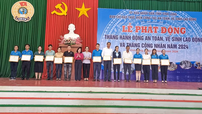 Trao Bằng khen cho các tập thể có thành tích xuất sắc tiêu biểu trong phong trào thi đua “Xanh-Sạch-Đẹp.