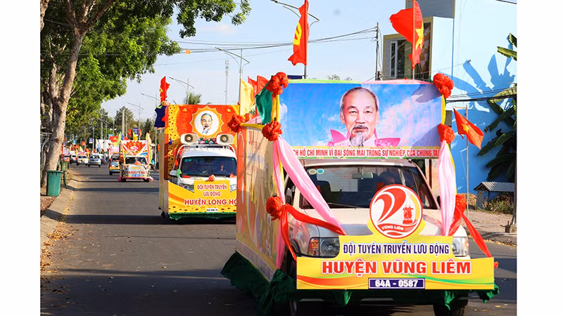 Hội thi xe hoa cổ động. 