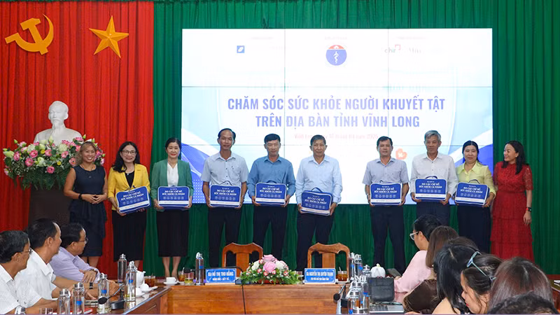 Các đơn vị trao tặng 8 máy thông minh chăm sóc sức khỏe ban đầu cho Sở Y tế Vĩnh Long. 