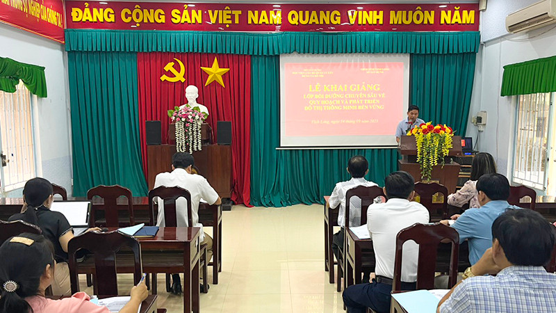 Lớp bồi dưỡng chuyên sâu về đô thị thông minh diễn ra tại Vĩnh Long sáng 14/9.