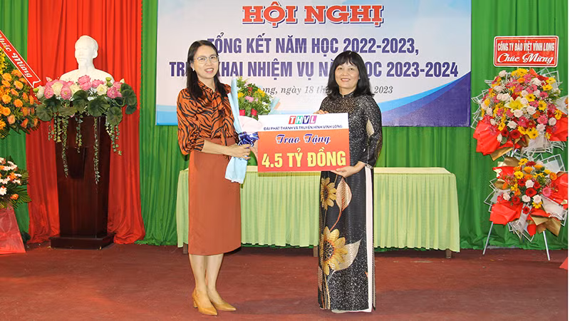 Nhiều nhà tài trợ đóng góp cho ngành giáo dục trong năm học mới hơn 10,8 tỷ đồng.