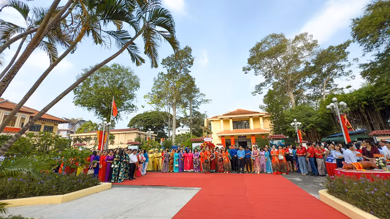 Không khí sôi nổi tại Bảo tàng tỉnh Vĩnh Long sáng 7/4.