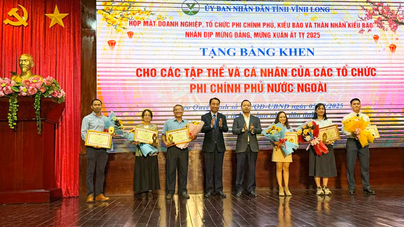 Lãnh đạo tỉnh Vĩnh Long tuyên dương các tổ chức phi chính phủ.