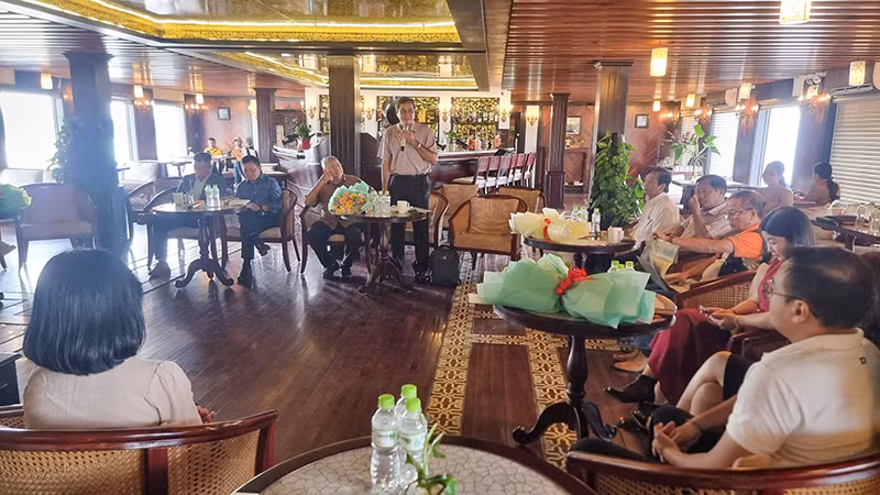 Quang cảnh buổi toạ đàm trên tàu du lịch La Marguerite. 