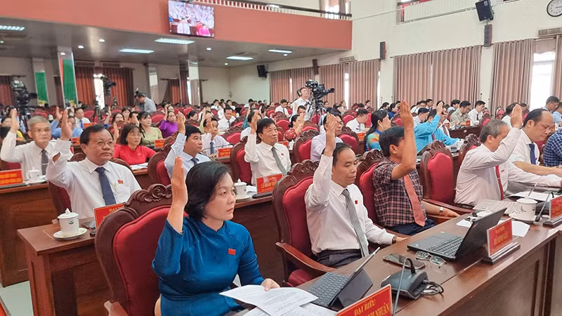 Đại biểu biểu quyết thống nhất Nghị quyết tại kỳ họp. 