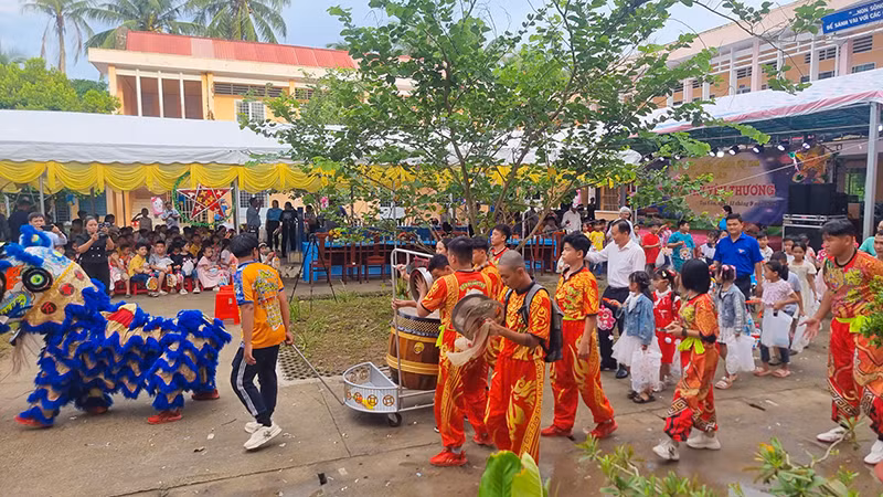 Lãnh đạo tỉnh và các em học sinh rước đèn Trung thu.