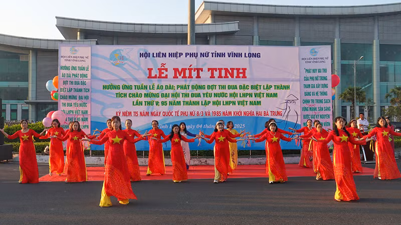 Phụ nữ Vĩnh Long đồng diễn áo dài múa dân vũ.