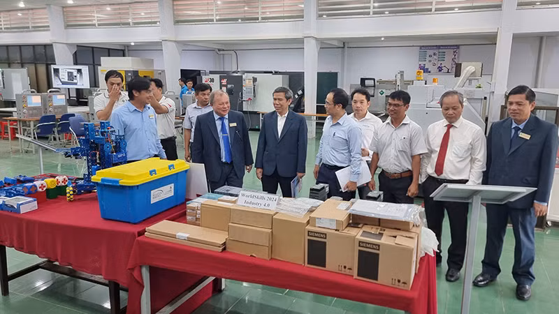 Tham quan thiết bị tài trợ