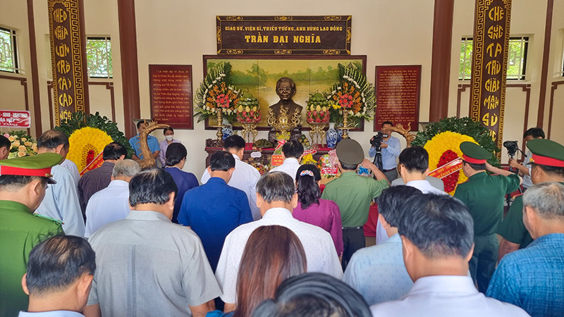 Đại biểu thành kính tưởng niệm Giáo sư, viện sĩ Trần Đại Nghĩa. 