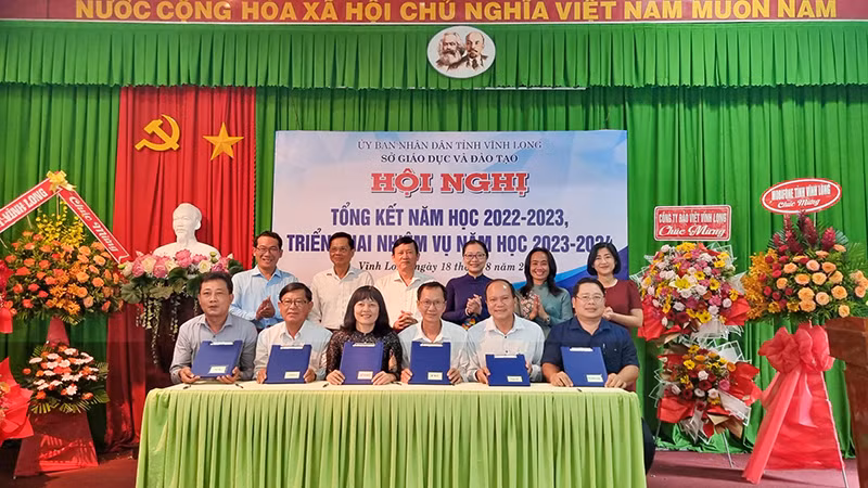 Ngành giáo dục đào tạo tỉnh Vĩnh Long ký kết hợp tác đào tạo và giáo dục với các địa phương trong tỉnh