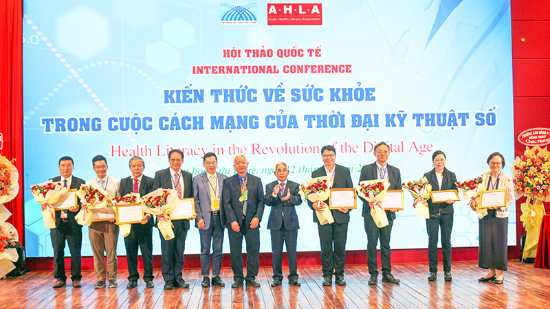 Ban tổ chức tặng hoa và chứng nhận cho các diễn giả. 