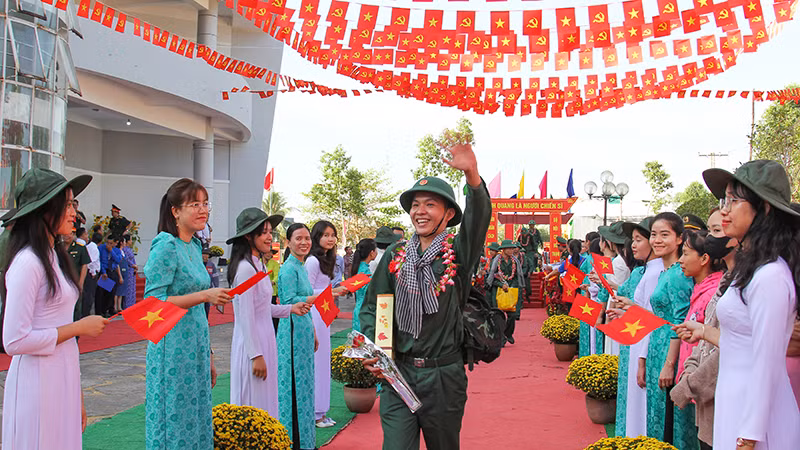 Những tân binh phấn khởi lên đường nhập ngũ. 