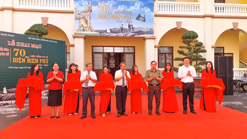 Cắt băng khai mạc triển lãm.