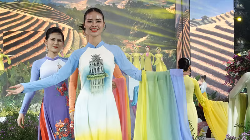 Biểu diễn thời trang áo dài trong chương trình Lễ hội Áo dài Thành phố Hồ Chí Minh 2023.