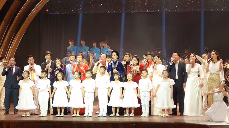 Các nghệ sĩ biểu diễn trong buổi lễ.