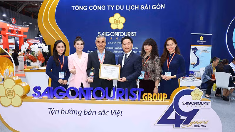Ban Tổ chức trao giải Gian hàng đẹp Giải D trên 90m2 cho Saigontourist Group.
