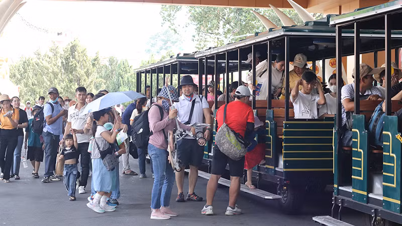 Du khách tham quan Suối Tiên trong dịp Lễ 2/9.