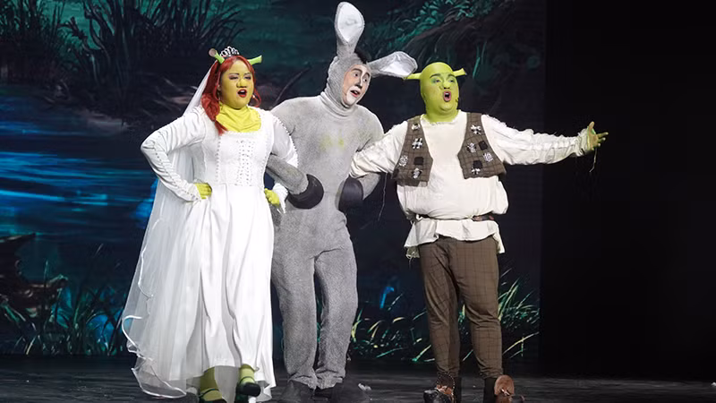 Vở nhạc kịch Shrek mang đến nhiều bài học về tình yêu thương, tôn trọng sự khác biệt.