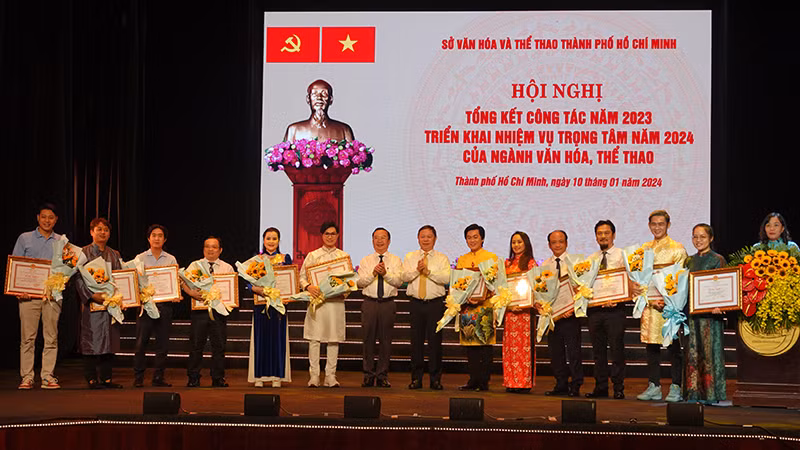 Trao Bằng khen của Ủy ban nhân dân Thành phố Hồ Chí Minh cho các cá nhân có thành tích xuất sắc trong năm 2023.