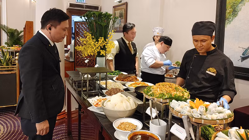 Giới thiệu món Phở tại buổi họp báo.