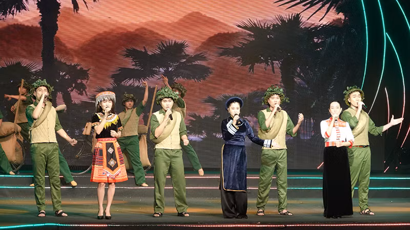 Các ca sĩ trình bày ca khúc Qua miền Tây Bắc (sáng tác Nguyễn Thành).