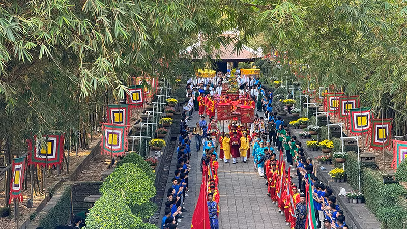 Diễu hành đón rước Lễ tại Đền Tưởng niệm các Vua Hùng, Công viên Lịch sử-Văn hóa Dân tộc. 