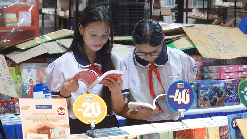 Các em thiếu nhi đọc sách tại Hội Sách thiếu nhi Thành phố Hồ Chí Minh lần V.