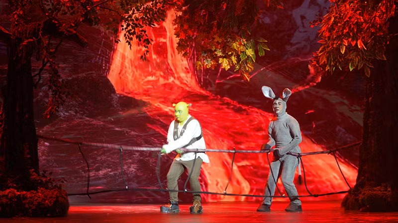 Shrek và người bạn Lừa biết nói trên đường giải cứu công chúa.