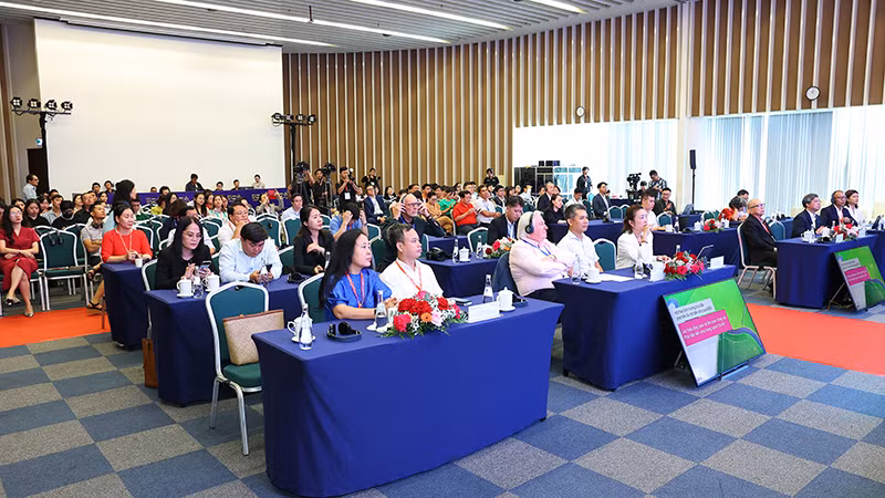 Các đại biểu tham dự hội thảo.