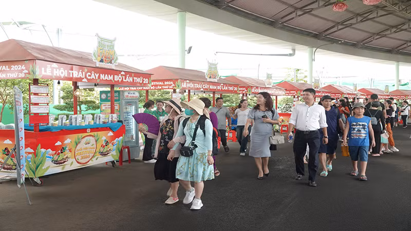 Đông đảo du khách đến Lễ hội trái cây Nam bộ lần thứ 20 trong ngày khai mạc.
