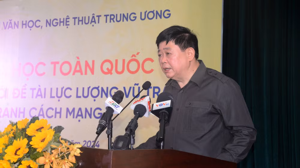 Đồng chí Nguyễn Thế Kỷ, Chủ tịch Hội đồng Lý luận, phê bình văn học, nghệ thuật Trung ương phát biểu khai mạc.