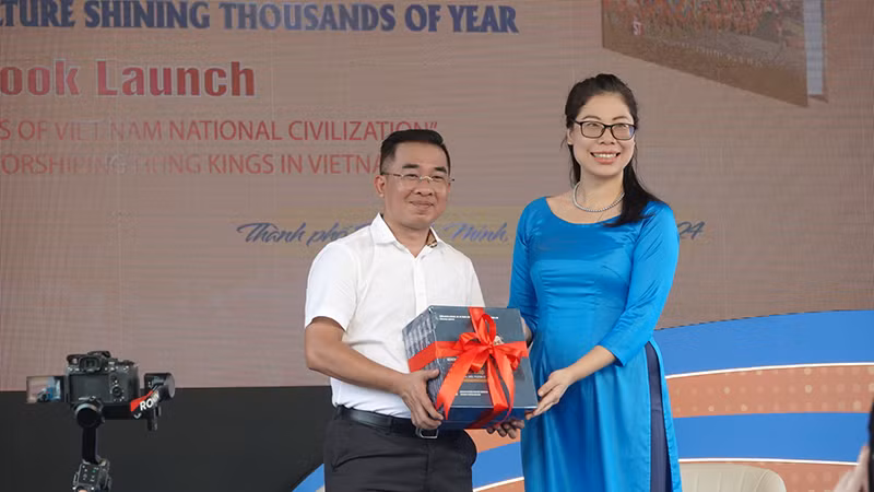 Nhà xuất bản Chính trị quốc gia Sự thật tặng Sở Thông tin và Truyền thông Thành phố Hồ Chí Minh bộ sách quý về Chiến thắng Điện Biên Phủ.