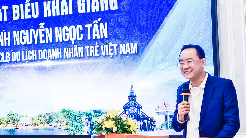 Ông Nguyễn Ngọc Tấn, Chủ tịch Câu lạc bộ Du lịch Doanh nhân trẻ Việt Nam, phát biểu tại buổi lễ khai giảng.