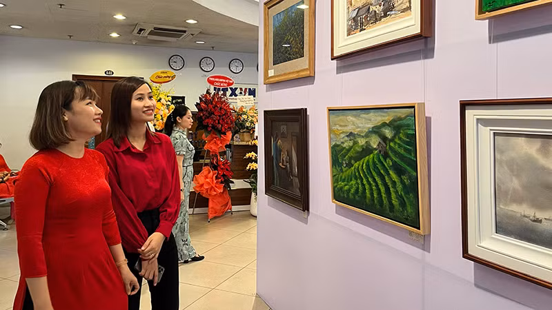 Triển lãm thu hút nhiều người đến xem tranh.