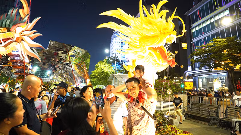 Đường hoa Nguyễn Huệ từ lâu đã trở thành điểm tham quan không thể thiếu của người dân Thành phố Hồ Chí Minh vào mỗi dịp Tết Nguyên đán. (Ảnh Thế Anh).