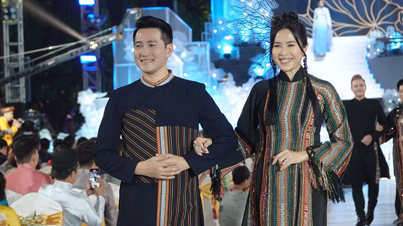 Ca sĩ Nguyễn Phi Hùng và người dẫn chương trình Quỳnh Hoa trình diễn thời trang áo dài trong đêm khai mạc.
