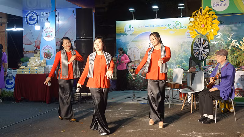 Chương trình giới thiệu nghệ thuật dân gian của tỉnh Bến Tre.
