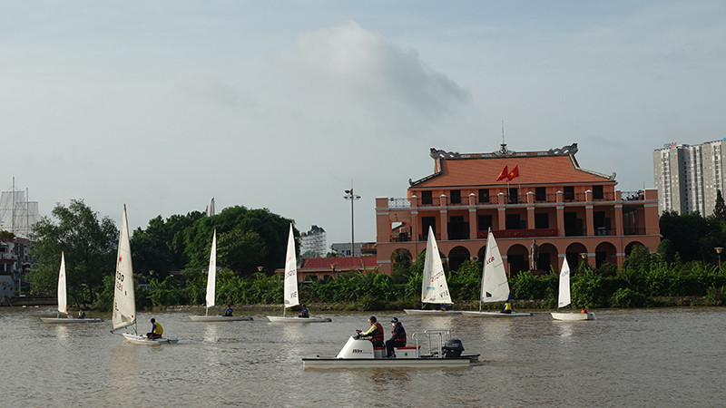 Sự kiện diễu hành trên sông trong lễ khai mạc Lễ hội Sông nước Thành phố Hồ Chí Minh lần thứ nhất năm 2023.
