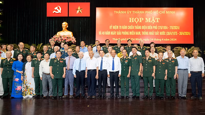 Các đồng chí lãnh đạo, quý đại biểu chụp ảnh lưu niệm. (Ảnh Quốc Thanh)