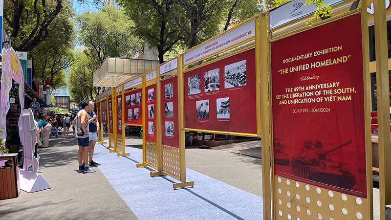 Du khách nước ngoài tham quan triển lãm tại Đường Sách Thành phố Hồ Chí Minh. 