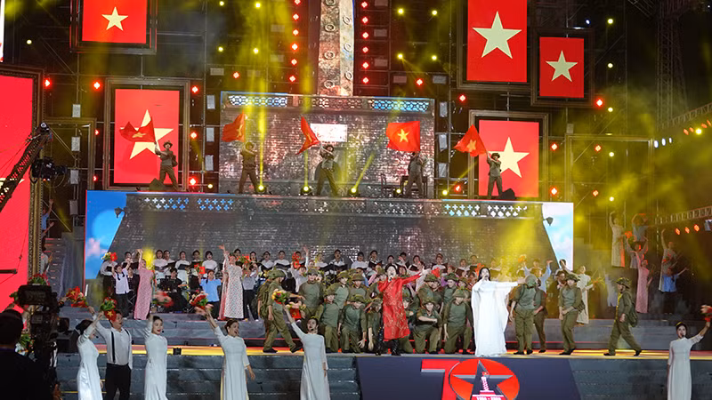 Ca sĩ Tùng Dương và Đào Tố Loan trình liên khúc Người Hà Nội (sáng tác Nguyễn Đình Thi) và Tiến về Hà Nội (sáng tác Văn Cao).