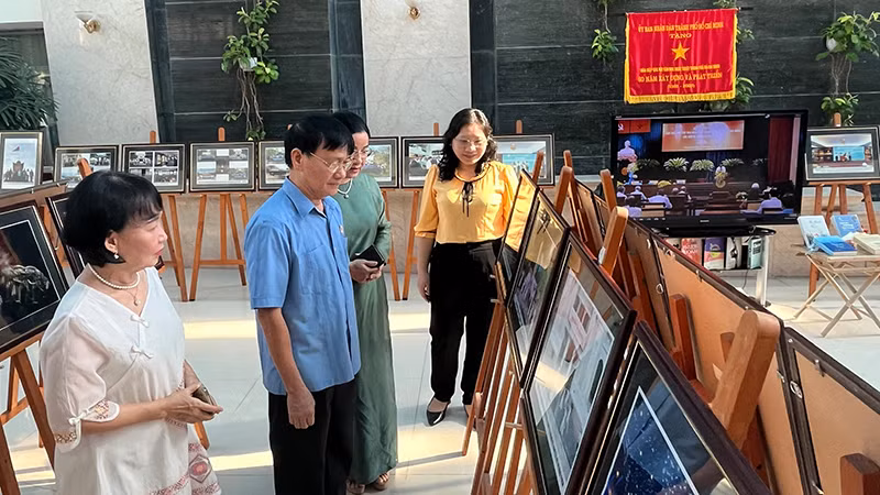 Các đại biểu tham quan triển lãm hoạt động của Liên hiệp các Hội văn học nghệ thuật Thành phố Hồ Chí Minh trong năm 2023.