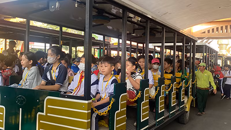 Các em tham quan Khu du lịch văn hóa Suối Tiên.