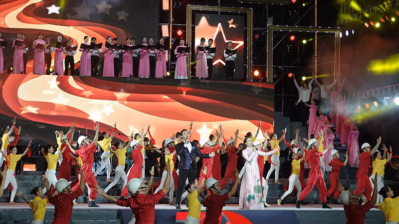 Tiết mục nghệ thuật mở màn chương trình khai mạc "Những ngày Hà Nội tại Thành phố Hồ Chí Minh".