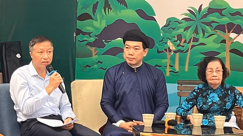 Ông Nguyễn Đông Hòa (bìa trái) chia sẻ về Khu lưu niệm mộ Phan Châu Trinh tại chương trình.