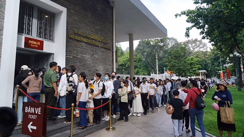 Du khách xếp hàng mua vé tham quan Di tích lịch sử Dinh Độc Lập trong dịp Lễ 2/9 năm nay. (Ảnh Thế Anh).