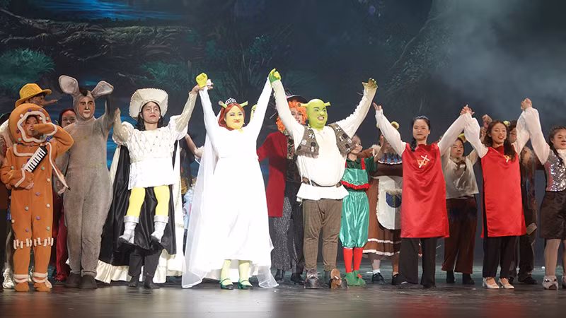 Các diễn viên chào khán giả sau đêm diễn đầu tiên (ngày 12/7) tại Nhà hát Hòa Bình.