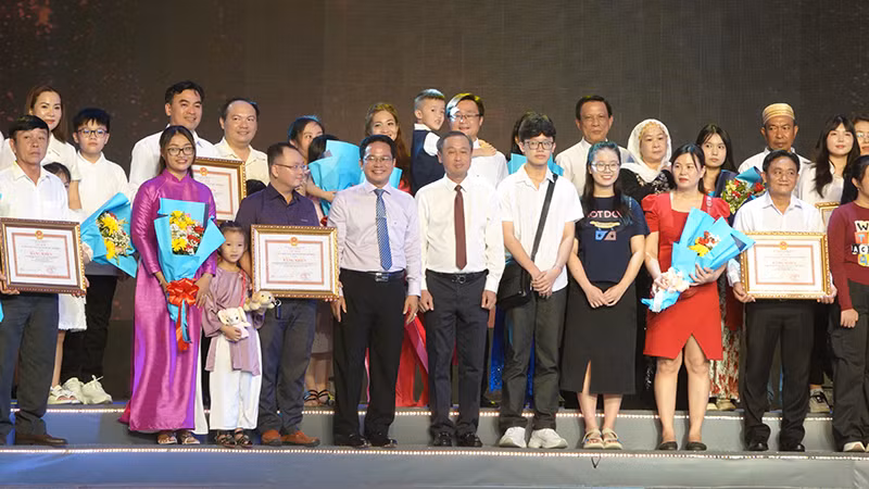 Tuyên dương các gia đình văn hóa- hạnh phúc tiêu biểu.