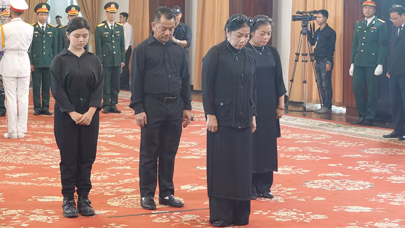 Gia đình cố Tổng Bí thư Trường Chinh kính viếng Tổng Bí thư Nguyễn Phú Trọng.